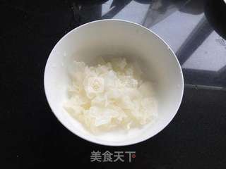 银耳百合雪梨汤的做法步骤:2