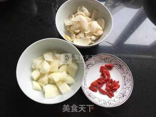 银耳百合雪梨汤的做法步骤:3