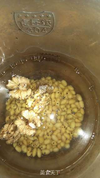 核桃黑芝麻豆浆的做法步骤:6