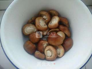 香菇扒油菜的做法步骤：1