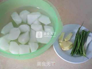 牛肉筋炖萝卜的做法步骤:2