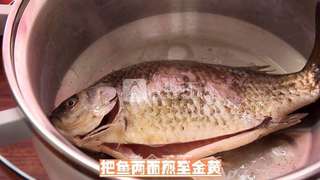 木瓜鲫鱼汤的做法步骤：3