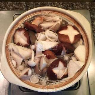 排骨菌菇煲的做法步骤:4