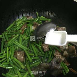 蒜苔排骨的做法步骤:6