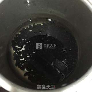 黑豆炖鸡爪的做法步骤:2
