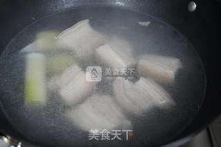 香干回锅肉的做法步骤：1