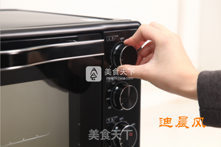 方便面腊肠披萨的做法步骤:10