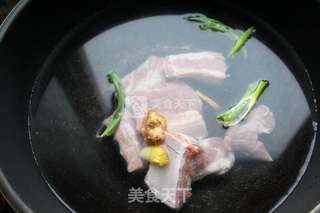 香菇山药排骨养生汤的做法步骤:2