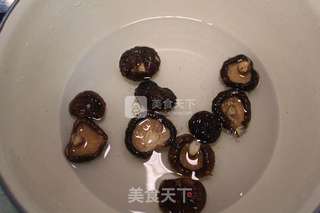 香菇山药排骨养生汤的做法步骤:9