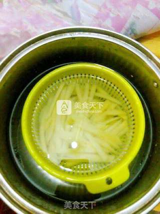 双椒炒土豆条的做法步骤:6