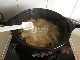 母鸡山药菌菇汤的做法步骤:6