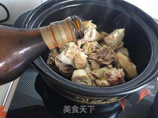 母鸡山药菌菇汤的做法步骤:2
