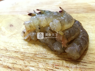 冬日自制蒜蓉烤虾串的做法步骤:2