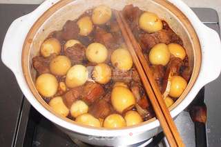 墨鱼干鹌鹑蛋红烧肉的做法步骤：11