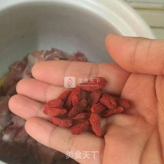 红枣枸杞大骨汤的做法步骤:3