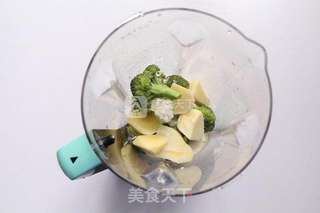西兰花奶油浓汤的做法步骤:2