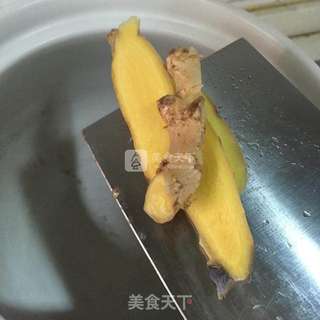 红枣枸杞大骨汤的做法步骤:2