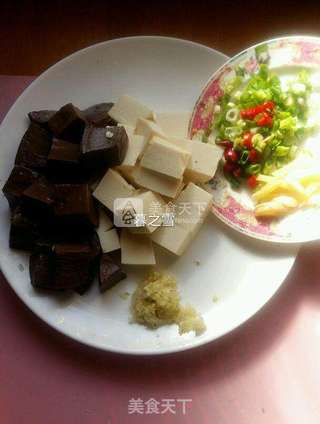麻辣鸭血豆腐的做法步骤:2