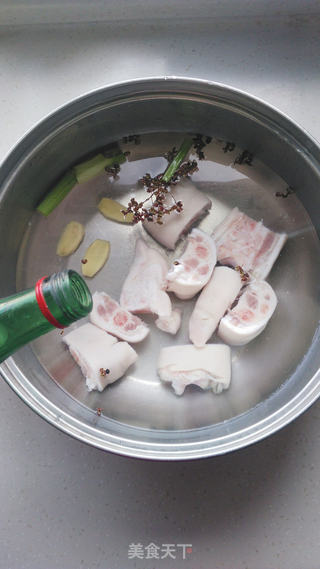 海带黄豆猪蹄汤的做法步骤:2