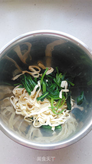 开洋豆皮拌菠菜的做法步骤:2