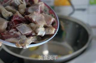 冬笋焖腊鸭的做法步骤:3