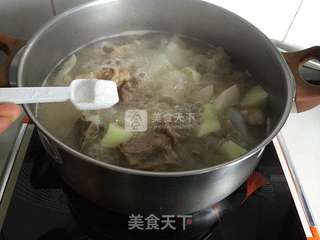白萝卜金针菇筒骨汤的做法步骤:5