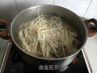白萝卜金针菇筒骨汤的做法步骤:6