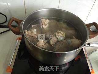 白萝卜金针菇筒骨汤的做法步骤:3