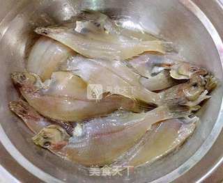 酥炸偏口鱼的做法步骤:7