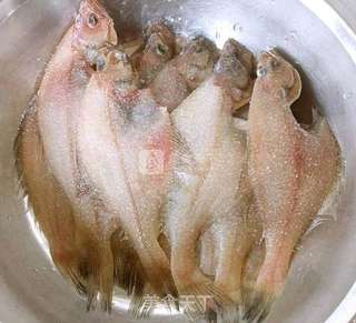 酥炸偏口鱼的做法步骤:2