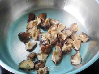 香菇栗子烧排骨的做法步骤：7