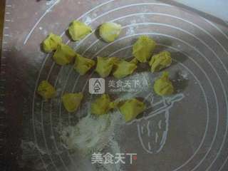 金银元宝饺的做法步骤:9