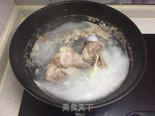 萝卜黄豆棒骨汤的做法步骤:2