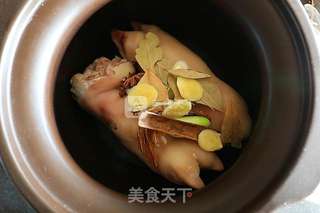 琥珀当归猪脚冻的做法步骤:3