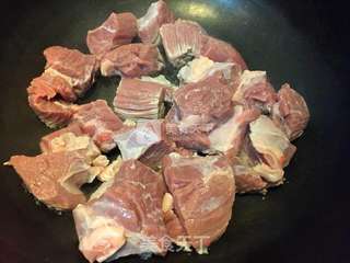 牛肉炖土豆的做法步骤：2