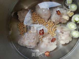 莲藕炖猪手的做法步骤:5