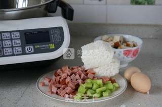 火腿粒蛋炒饭的做法步骤：1