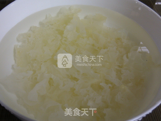 银耳莲子羹的做法步骤:2