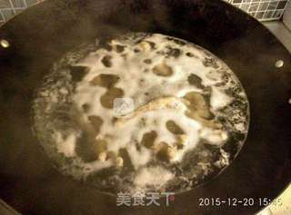 眉豆花生鸡脚汤的做法步骤:2