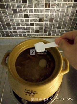 眉豆花生鸡脚汤的做法步骤:6