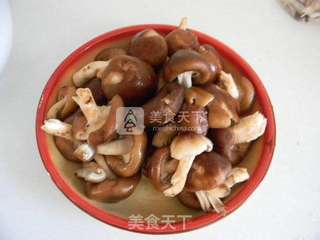 猪肉香菇蒸饺的做法步骤:2