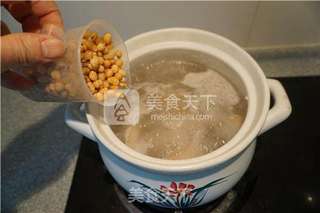 猪蹄黄豆莲藕山药煲的做法步骤:6