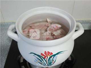 猪蹄黄豆莲藕山药煲的做法步骤:4