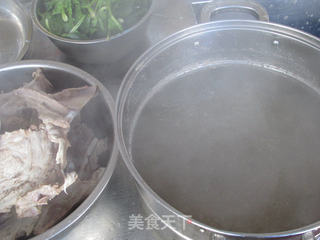 当归上汤浸羊肉片的做法步骤:3
