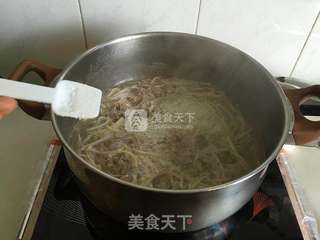金针菇肥牛汤的做法步骤:6