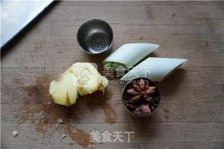 猪蹄黄豆莲藕山药煲的做法步骤:2