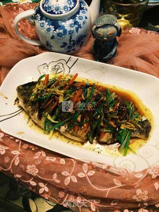 麻辣浇汁鲫鱼的做法步骤:7