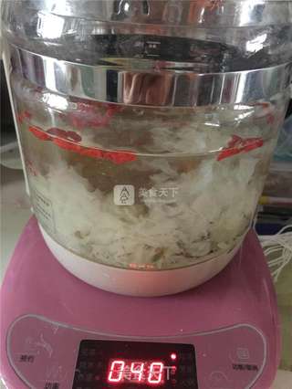 银耳枸杞桃花羹的做法步骤：3