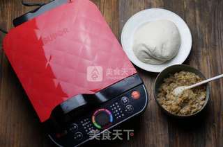 洋葱榨菜鲜肉饼的做法步骤:2