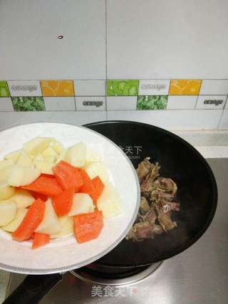 胡萝卜土豆炖腊鸭的做法步骤:4